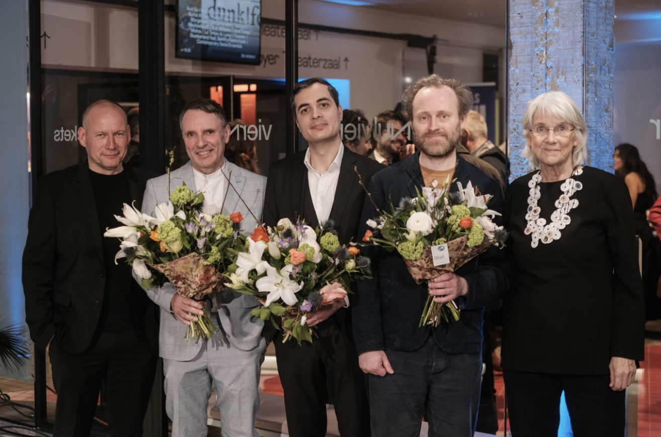 Winnaars Edward van de Vendel en Anoush Elman en Geert Buelens met juryvoorzitters Sven Speybrouck en Joke Van Leeuwen. © Bob Van Mol
